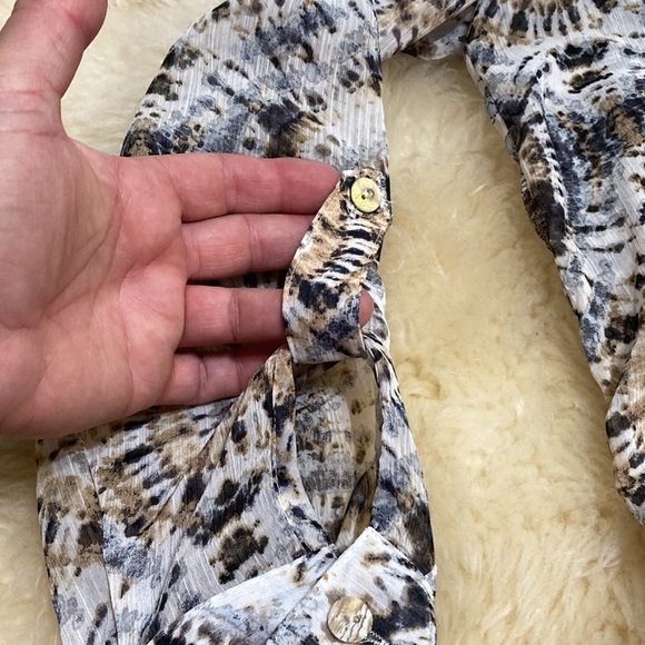 Sheer long sleeve blouse with abalone buttons size M - Picture 10 of 10